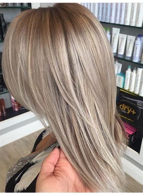 Beige Ash Blonde Capelli Grigi Con Sfumature Idee Per Capelli Capelli