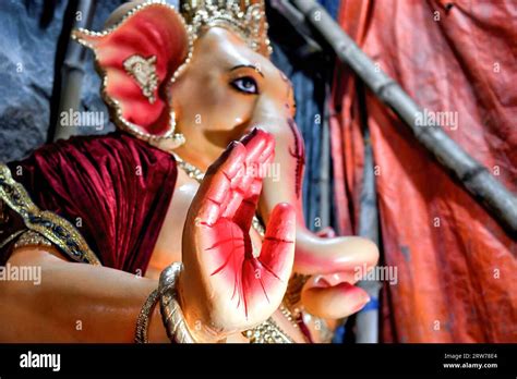 Un ídolo de gran tamaño de Lord Ganesha en el centro de artistas