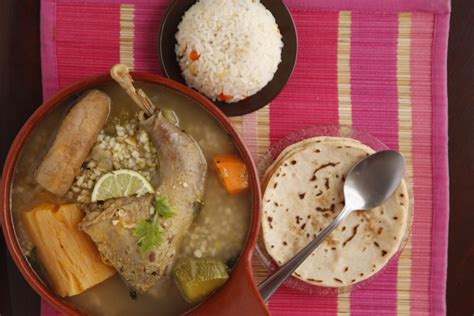 Sopa de gallina india en arroz de maíz - Buen Provecho