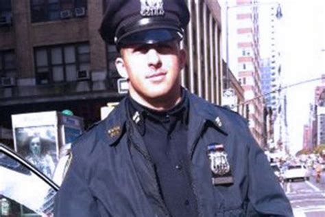 Random Act Of Kindness Heartwarming Photo Of Nypd Officer Buying Boots For Homeless Man Video