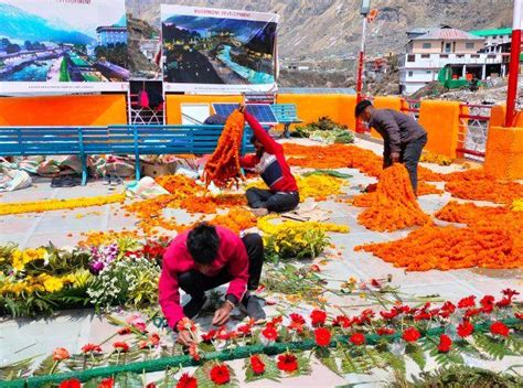 सज गया है बाबा बद्रीनाथ का दरबार कल सुबह 7 10 पर खुलेंगे कपाट जानिए कैसी है बद्रीनाथ धाम की