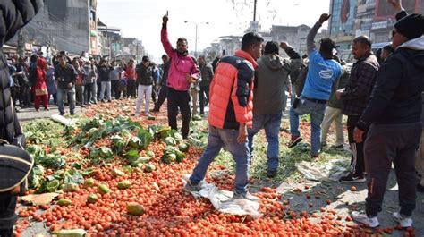 उचित मूल्य नपाएको भन्दै किसानले सडकमा तरकारी फालेर बिरोध नेपाल टेलिभिजन