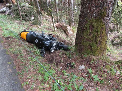 Verkehrsunfälle Mitlödi Näfels GL Motorradlenker bewusstlos