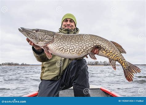 Pesca De Pique Exitosa Pescador Feliz Con Gran Trofeo De Pez En El