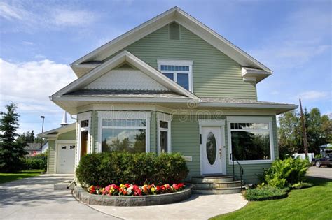 White Suburban Cottage Home Stock Photo - Image of foreclose, homeowner: 23253634