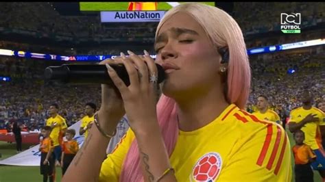 Karol G Emocionó A La Hinchada Colombiana Entonando El Himno Nacional En La Final De La Copa