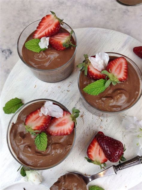 Mousse de chocolate e morangos saudável fit sem açúcar