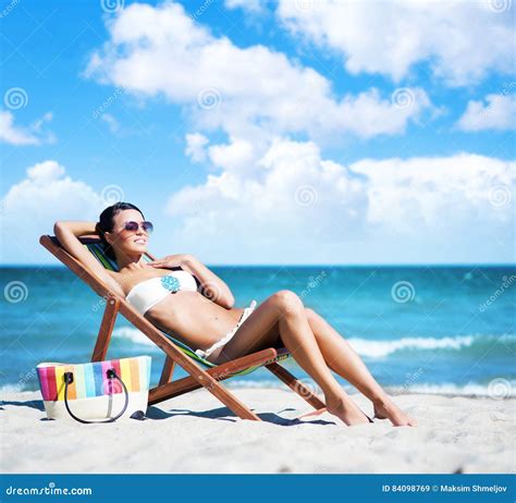 Sch Ne Sexy Frau Im Bikini Der Auf Dem Strand Sich Entspannt Stockbild