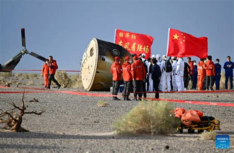 Shenzhou 15 astronauts out of return capsule 我苏网