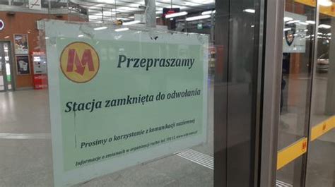 Warszawa Młociny Pozostawiony bagaż w metrze Utrudnienia TVN Warszawa