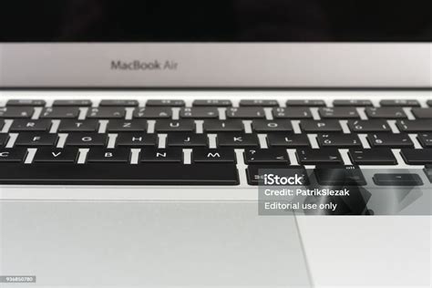 Close Up Tampilan Depan Keyboard Pada Baru Laptop Modern Foto Stok