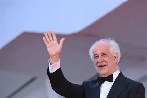 Venezia Baci E Medaglie Sul Red Carpet Per Il Film Di Mario Martone