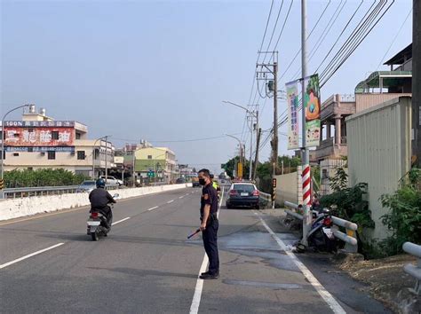 婦人騎車突然頭暈 自撞電桿跌落水溝 社會 自由時報電子報