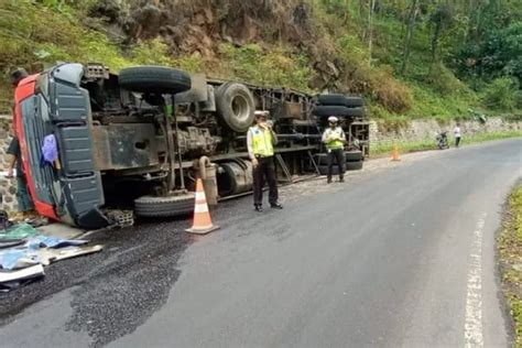 Diduga Rem Blong Truk Tronton Bermuatan Penuh Pupuk Terguling Di Jalur