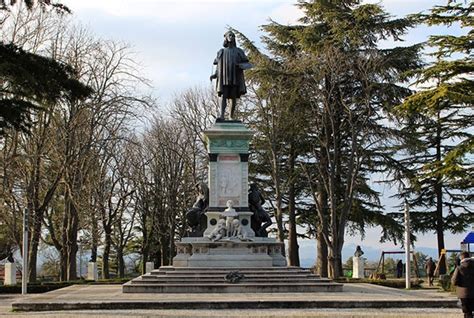 Urbino Restaurato Il Monumento Dedicato A Raffaello Arte Magazine