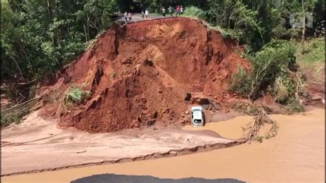 Carro cai em cratera que se abriu na PR 082 após enxurrada levar ponte