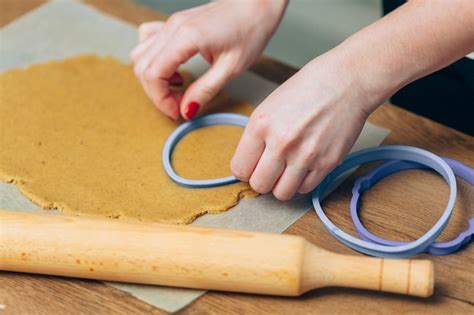 Ci Rrese Para Arriba De Las Manos Femeninas Que Hacen Las Galletas De