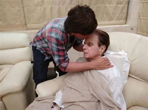 Shah Rukh Khan Planting A Kiss On Dilip Kumars Forehead Shah Rukh Khan Visits Dilip Kumar