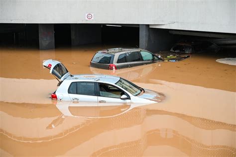 Storm Dumps Heaviest Rain Ever Recorded In Desert Nation Of Uae Flooding Roads And Dubais Airport