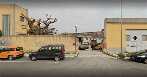 Operaio Cade Nel Camion Per La Raccolta Dei Rifiuti Che Stava Riparando