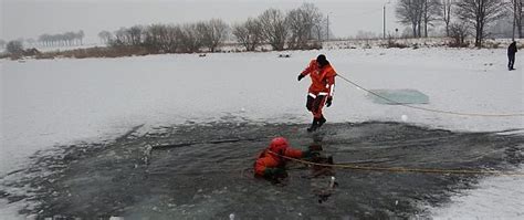 Jak postępować na lodzie Komenda Powiatowa Państwowej Straży Pożarnej