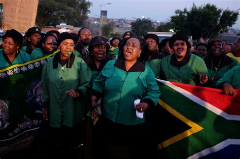 Mandelas Death Stirs Sense Of Loss Around The World The New York Times