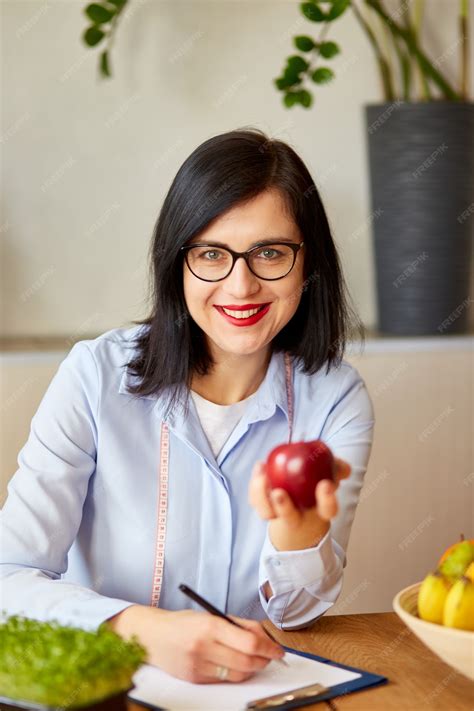 Premium Photo Nutritionist Dietitian Woman At The Office Hold Apple