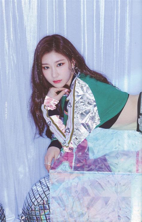 Itzy Pics On Twitter It Z Icy Album Scan Icy Version Chaeryeong