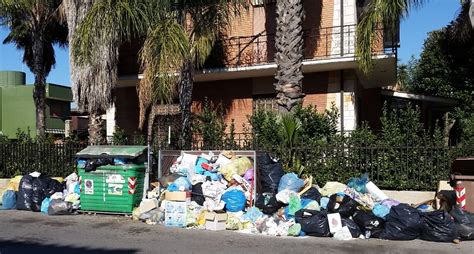 Latina Ambiente Sospende La Raccolta Dei Rifiuti Si Rischia L Invasione Di Immondizia
