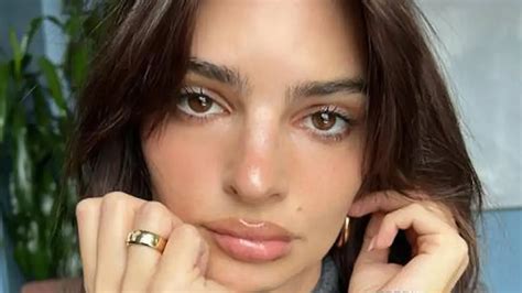 Emily Ratajkowski Risked An Embarrassing Wardrobe Malfunction In A