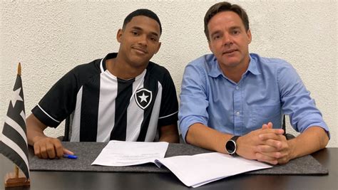 Botafogo Assina Contrato Profissional Jovem Promessa Botafogo O Dia