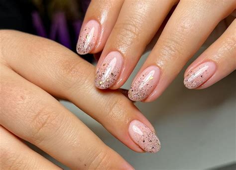 Naked Glitter Nowy Trend W Stylizacji Paznokci