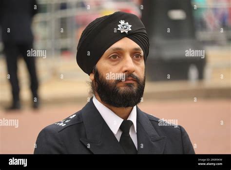 A Metropolitan Police Officer Wears A Sikh Turban Stock Photo Alamy