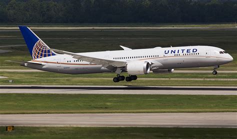 United Airlines Boeing 787-9 Touching Down Runway - Aircraft Wallpaper ...