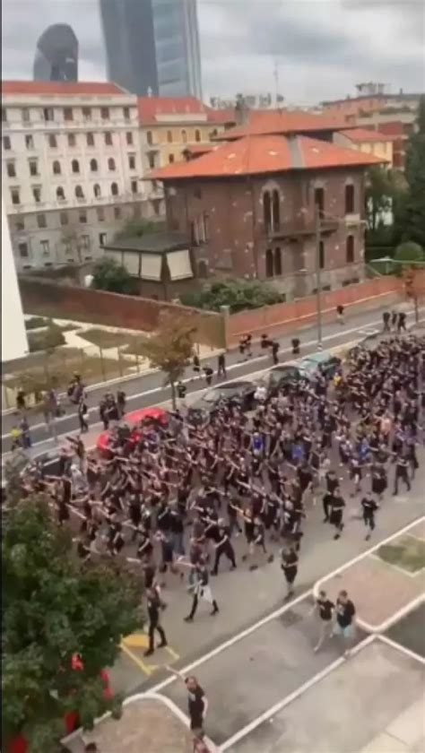 Torcedores Do D Namo De Zagreb Fazem Sauda O Nazista Antes De Jogo