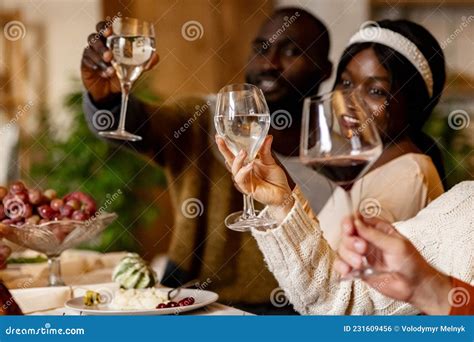 Família Feliz Celebra Dia De Ação De Graças Sentada à Mesa Peru