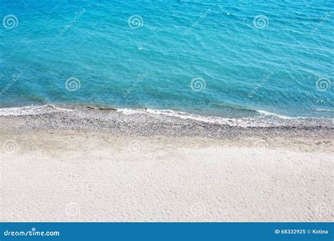 Mar Con Una Playa Blanca De La Arena Visión Aérea Desde Arriba Imagen