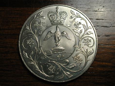 Royal Memorabilia Queen Elizabeth Ii Silver Jubilee Crown Coin