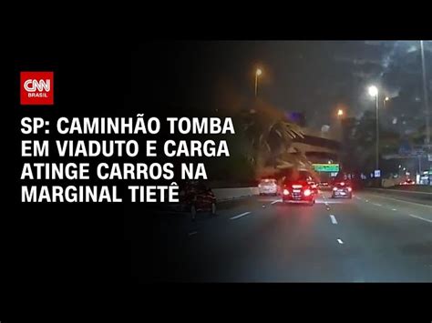 Vídeo Caminhão tomba em viaduto de acesso da Rodovia Anhanguera e