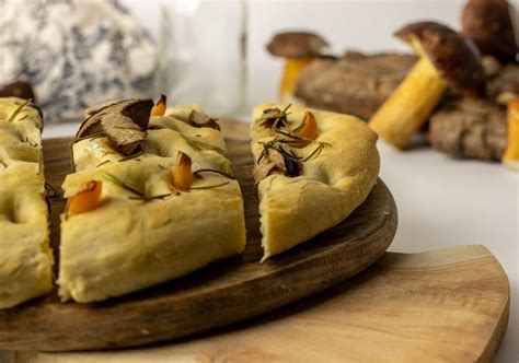 Steinpilz Focaccia Fluffiges Italienisches Ofenbrot Einfach