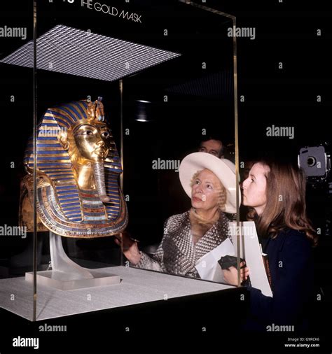 Tutankhamun gold mask british museum hi-res stock photography and ...