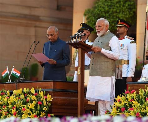 मोदी तीसरी बार बने पीएम शपथ ग्रहण में ब्‍लू जैकेट के साथ ऐसा था लुक तस्वीरों में देखें पिछली