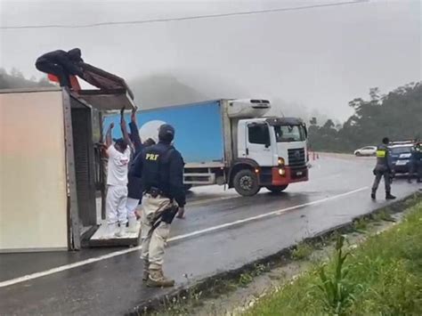 Caminh O Carregado Carne Tomba Na Br Em Concei O Do Castelo