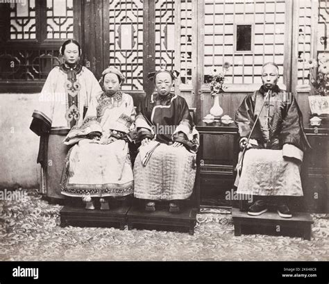 Wealthy family portrait 1900s hi-res stock photography and images - Alamy