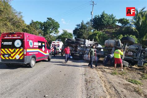 Cami N Cargado Con Grava Y Cemento Vuelca En Carretera Federal En