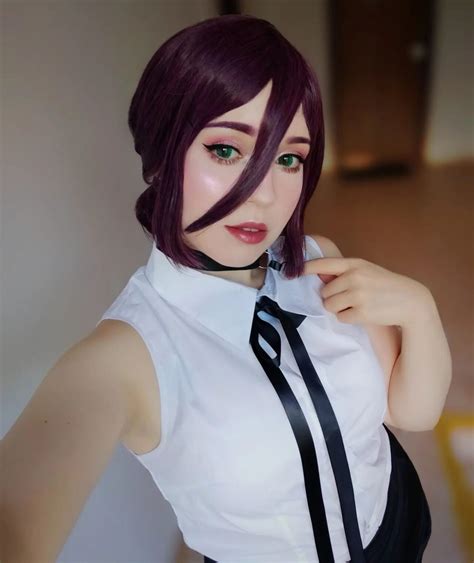 Modelo kona fraubow fez um incrível cosplay da Reze de Chainsaw Man