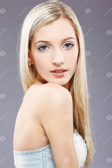 Belle Fille Blonde Image Stock Image Du Cheveu Dame 15074035