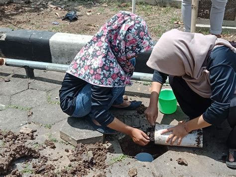 Ramah Lingkungan Melalui Kegiatan Pembuatan Biopori Greencampus Uns