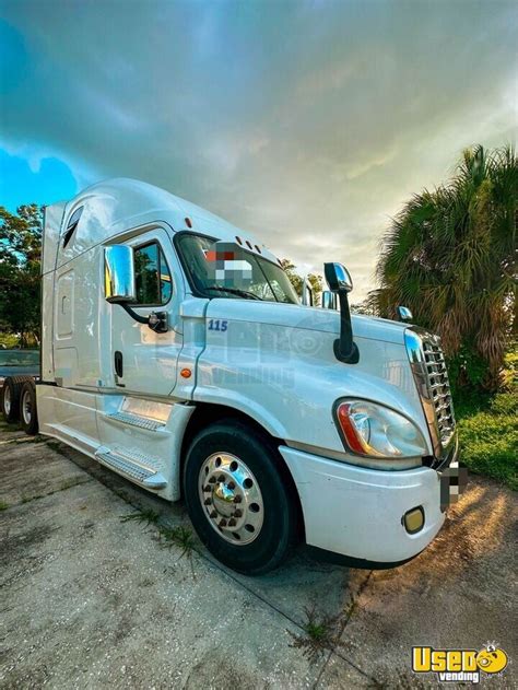 Freightliner Cascadia Sleeper Cab Semi Truck Heavy Duty Truck