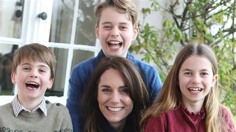 Kate Middleton Apologizes For Edited Mothers Day Photo